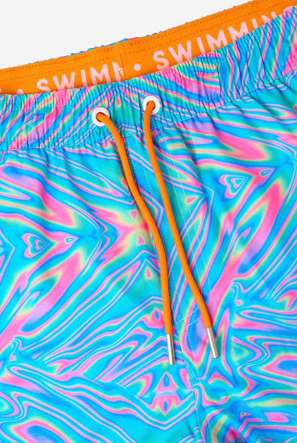 Levendige holografische zwemshorts voor heren met een betoverend blauw, roze en paars wervelend design. Opvallende en stijlvolle badkleding voor zomerplezier.