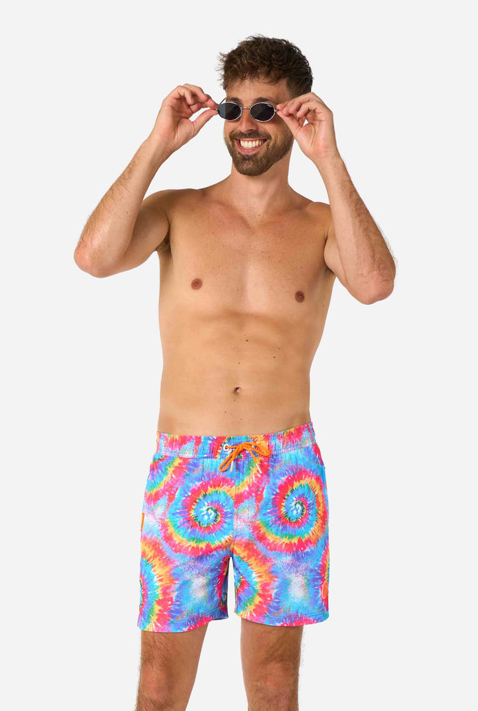 Regenboog tie-dye zwemshorts voor heren met een opvallend, kleurrijk spiraalpatroon. Een leuke en trendy keuze voor stranddagen en poolparty's.