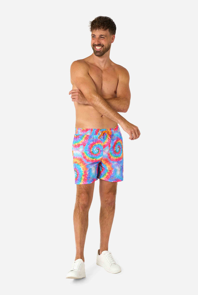 Regenboog tie-dye zwemshorts voor heren met een opvallend, kleurrijk spiraalpatroon. Een leuke en trendy keuze voor stranddagen en poolparty's.