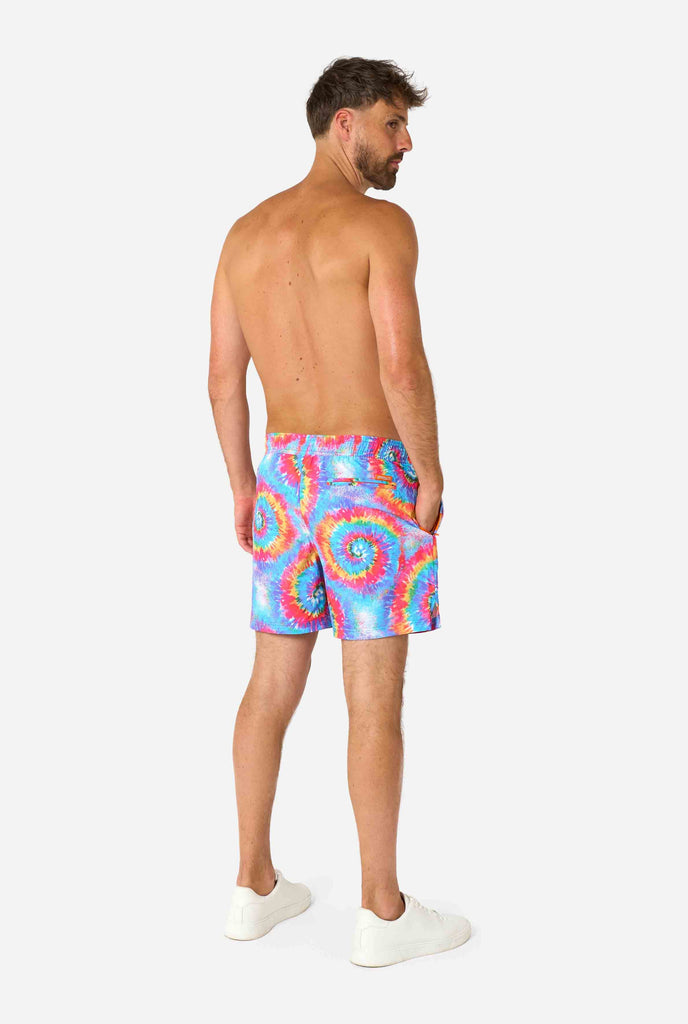 Regenboog tie-dye zwemshorts voor heren met een opvallend, kleurrijk spiraalpatroon. Een leuke en trendy keuze voor stranddagen en poolparty's.