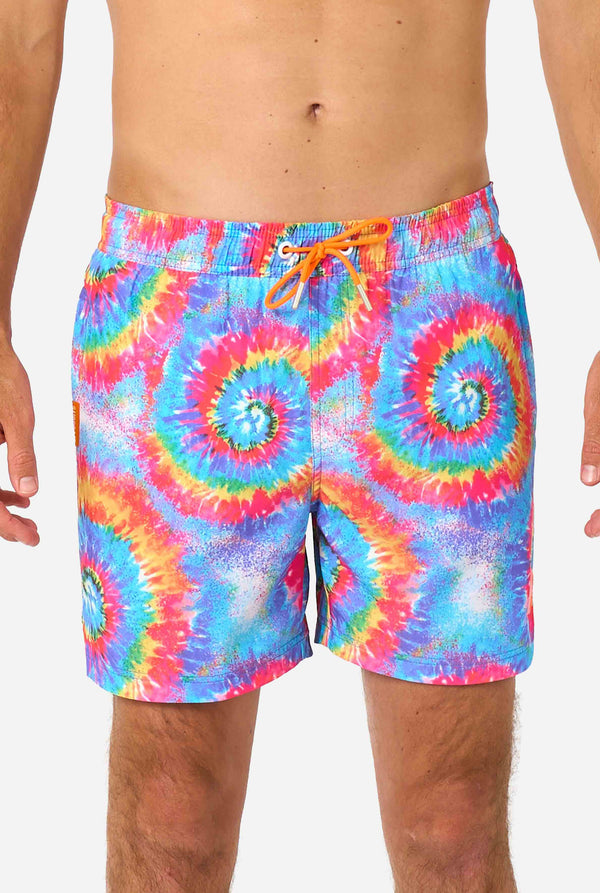 Regenboog tie-dye zwemshorts voor heren met een opvallend, kleurrijk spiraalpatroon. Een leuke en trendy keuze voor stranddagen en poolparty's.