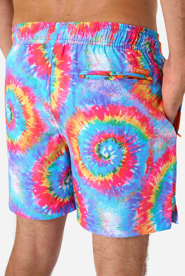 Regenboog tie-dye zwemshorts voor heren met een opvallend, kleurrijk spiraalpatroon. Een leuke en trendy keuze voor stranddagen en poolparty's.