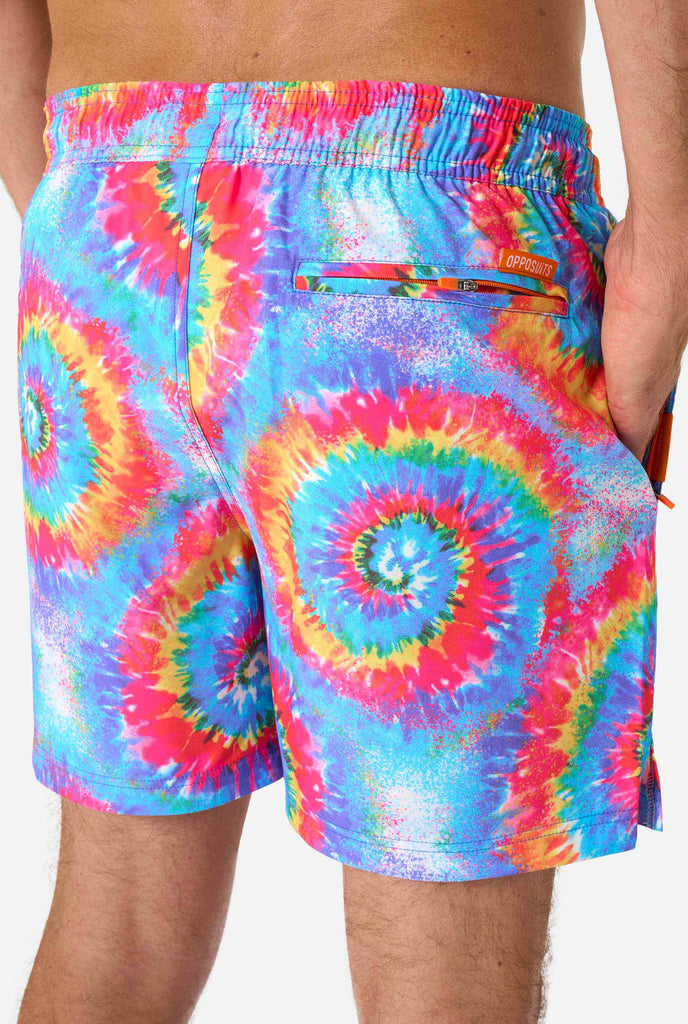 Regenboog tie-dye zwemshorts voor heren met een opvallend, kleurrijk spiraalpatroon. Een leuke en trendy keuze voor stranddagen en poolparty's.