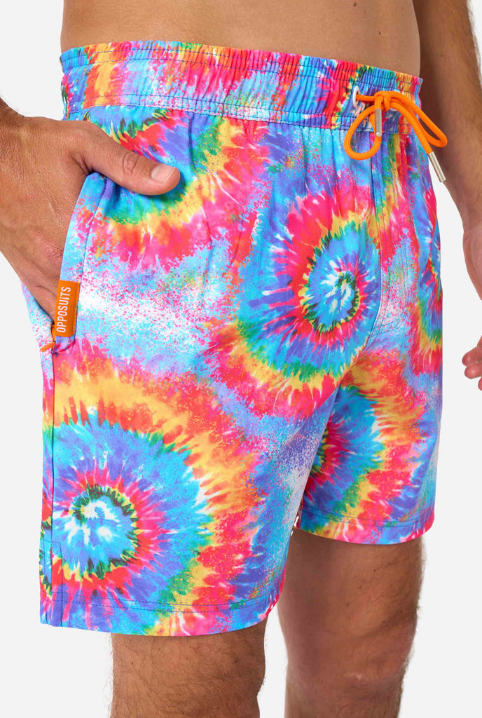 Regenboog tie-dye zwemshorts voor heren met een opvallend, kleurrijk spiraalpatroon. Een leuke en trendy keuze voor stranddagen en poolparty's.
