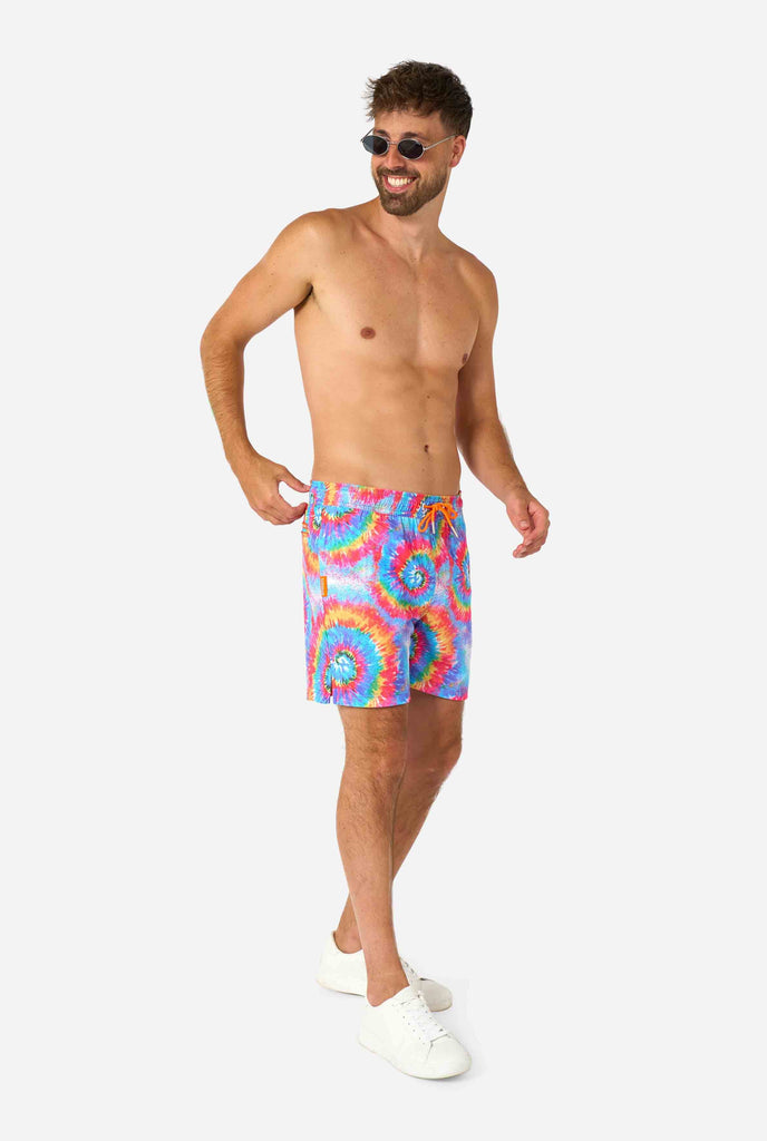Regenboog tie-dye zwemshorts voor heren met een opvallend, kleurrijk spiraalpatroon. Een leuke en trendy keuze voor stranddagen en poolparty's.