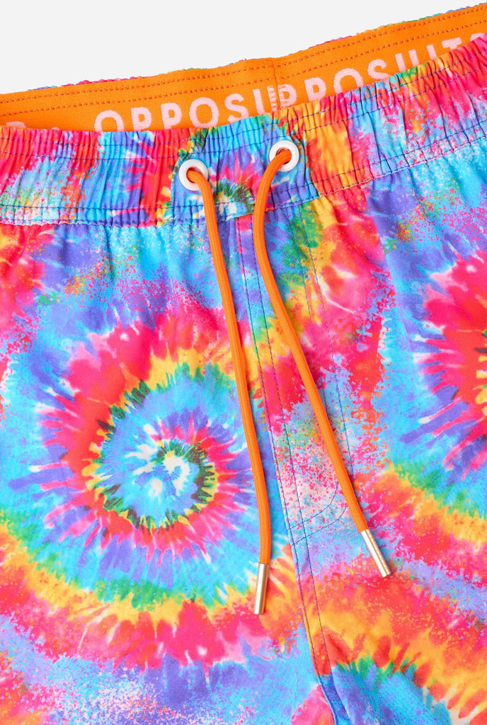 Regenboog tie-dye zwemshorts voor heren met een opvallend, kleurrijk spiraalpatroon. Een leuke en trendy keuze voor stranddagen en poolparty's.