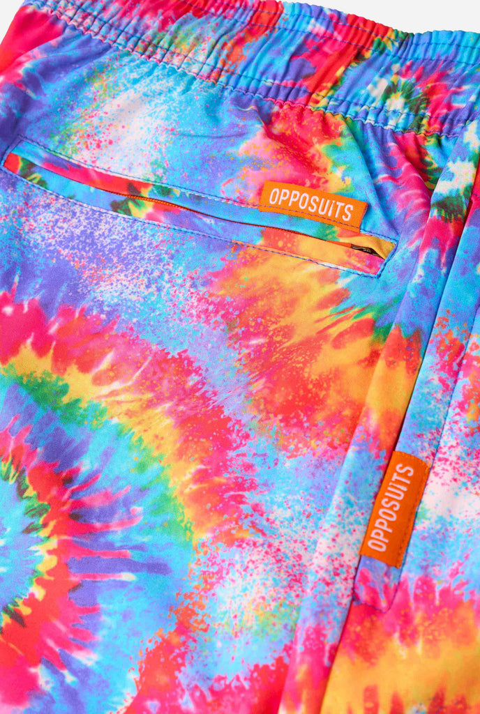 Regenboog tie-dye zwemshorts voor heren met een opvallend, kleurrijk spiraalpatroon. Een leuke en trendy keuze voor stranddagen en poolparty's.