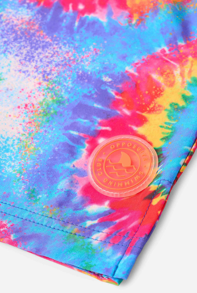 Regenboog tie-dye zwemshorts voor heren met een opvallend, kleurrijk spiraalpatroon. Een leuke en trendy keuze voor stranddagen en poolparty's.