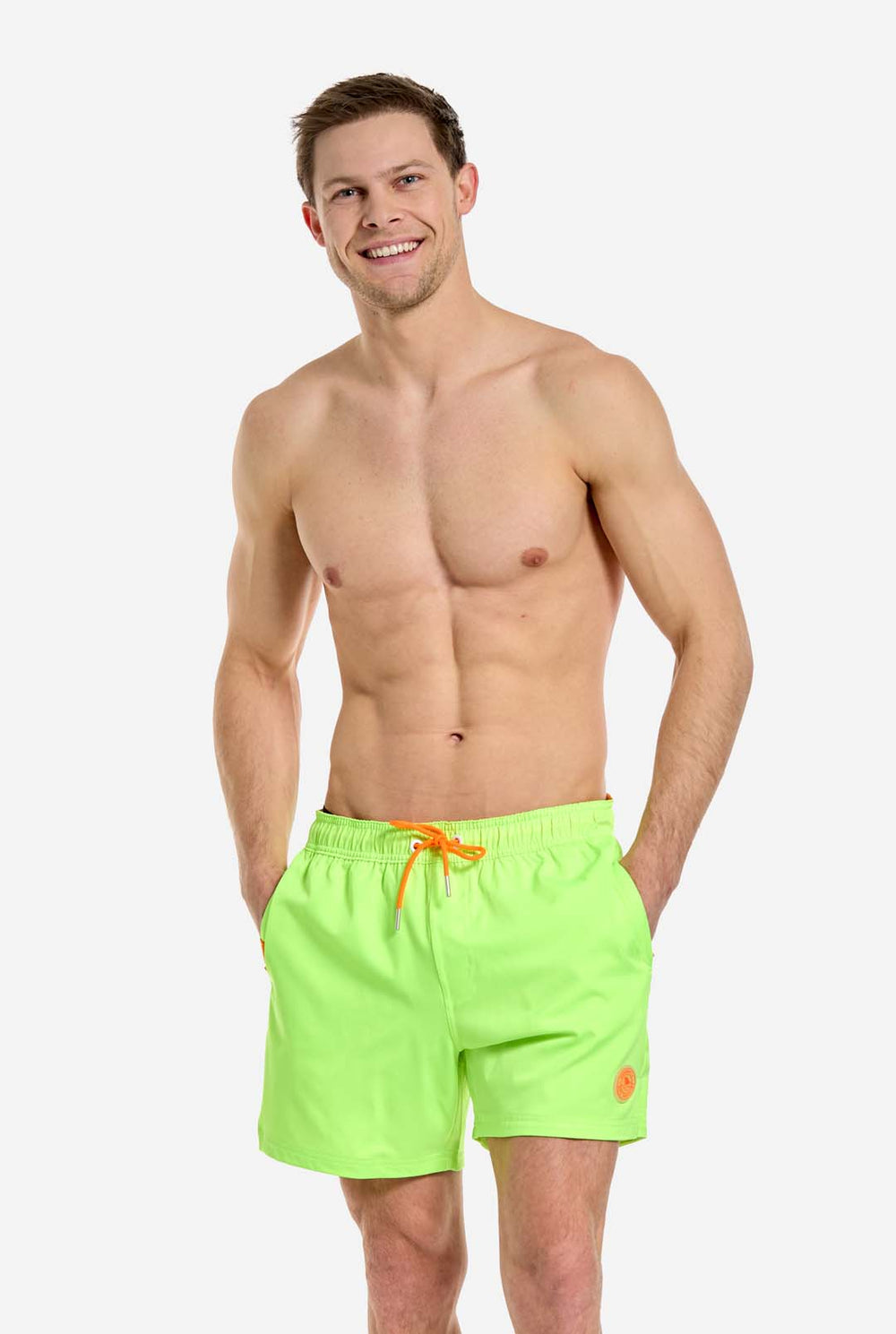 Man met neon limoengroene zwembroek voor mannen, close-up
