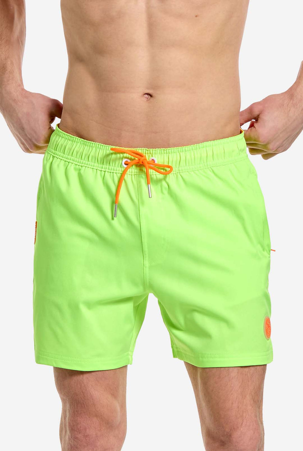 Man met neon limoengroene zwembroek voor mannen, close-up