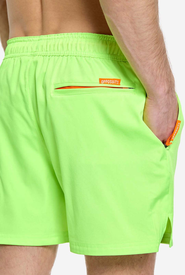 Man met neon limoengroene zwembroek voor mannen, close-up