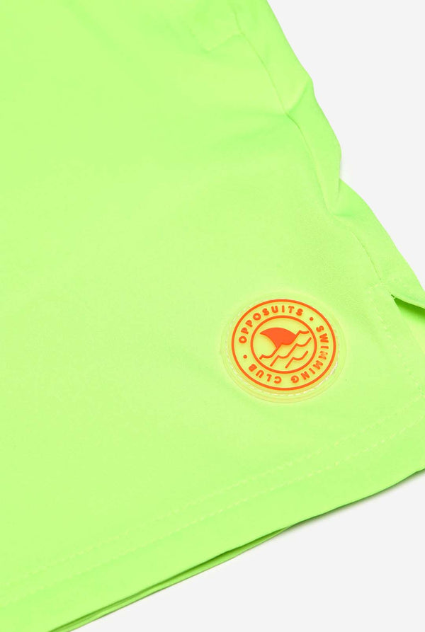 Man met neon limoengroene zwembroek voor mannen, close-up