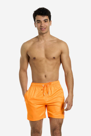 Man met neon levendig oranje zwembroek voor mannen