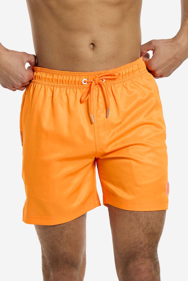 Man met neon levendig oranje zwembroek voor mannen, close-up