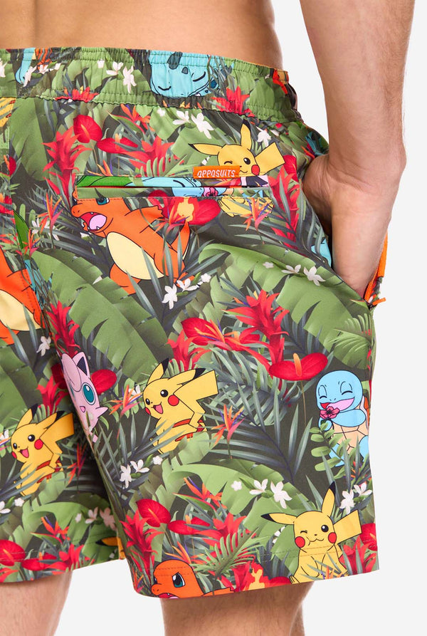 Man met zwembroek met Pokemon bosprint, close-up