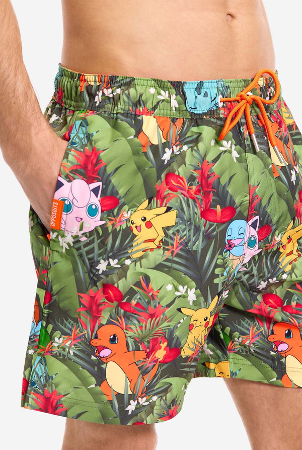 Man met zwembroek met Pokemon bosprint, close-up