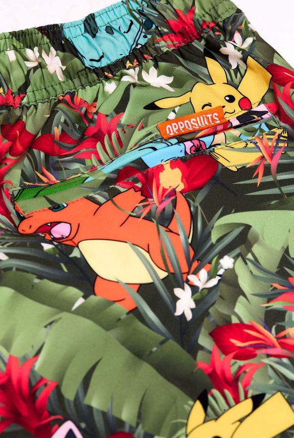 Man met zwembroek met Pokemon bosprint, close-up