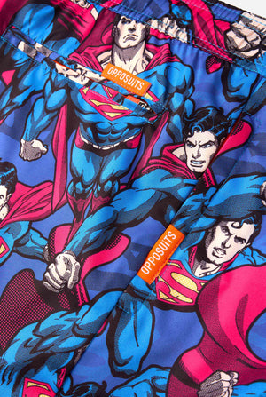 Man draagt ​​een zwembroek met Superman-thema voor heren met een opvallend stripboekontwerp met meerdere actieposes van de Man of Steel. Perfect voor superheldenfans die een spetter willen maken. Close-up ritszakken.