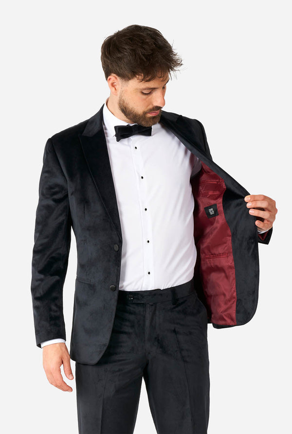 Man draagt zwarte velvet smoking