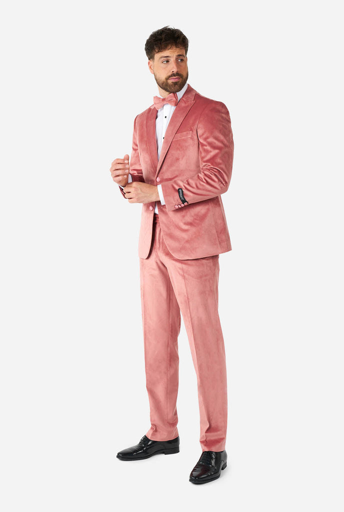 Man draagt roze fluwelen smoking