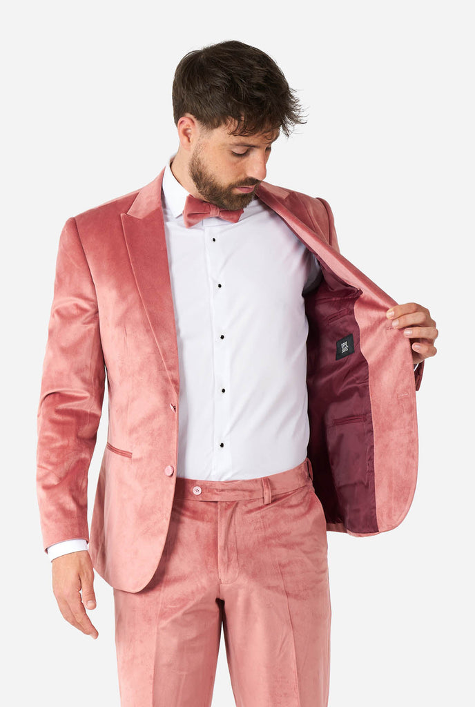 Man draagt roze fluwelen smoking