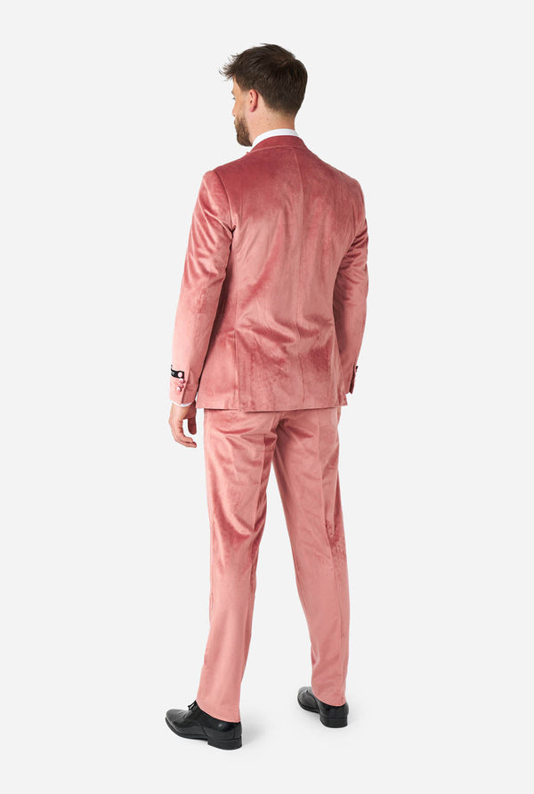 Man draagt roze fluwelen smoking