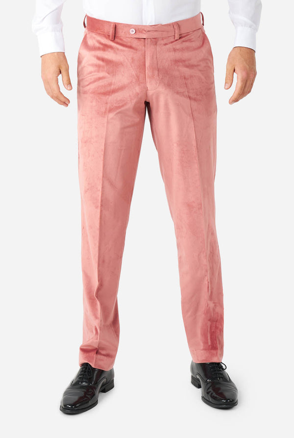 Man draagt roze velvet smoking
