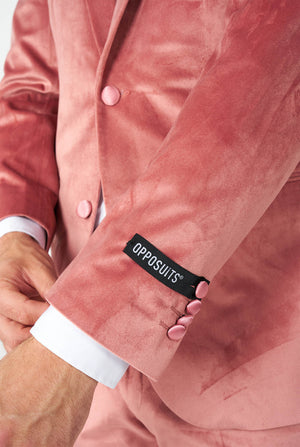 Man draagt roze velvet smoking