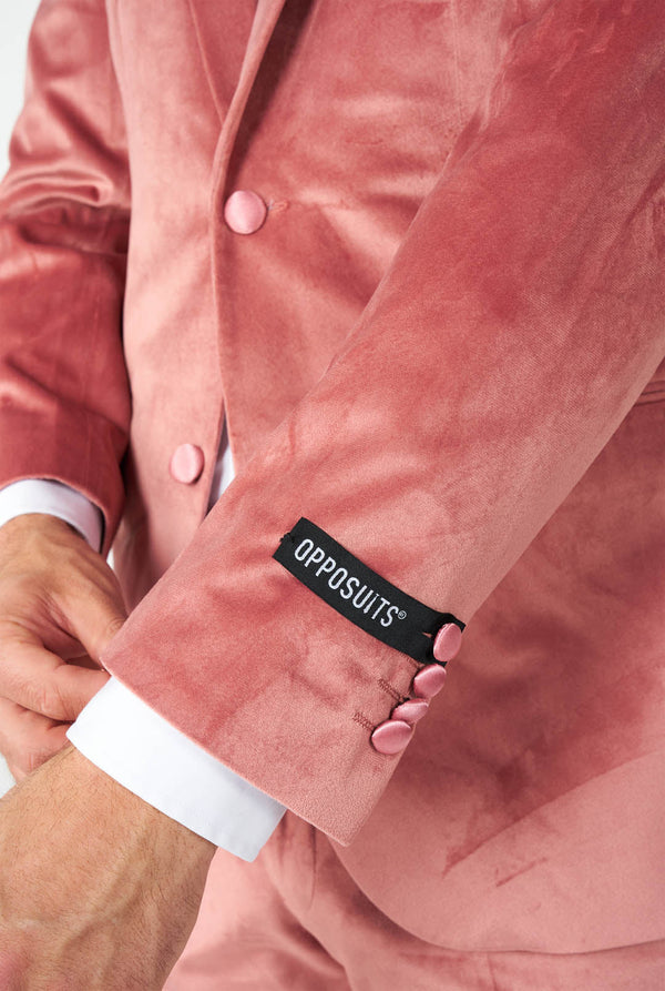 Man draagt roze velvet smoking