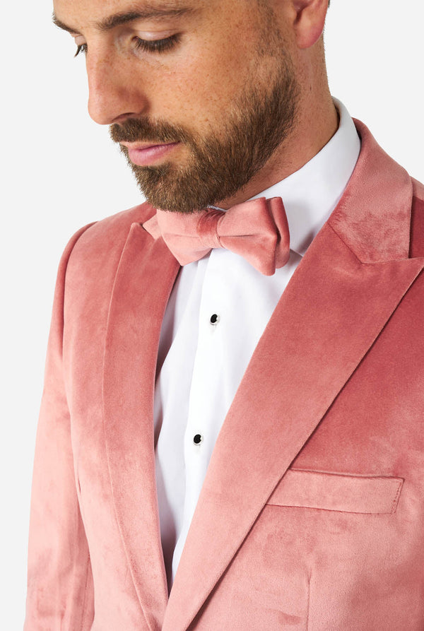 Man draagt roze velvet smoking