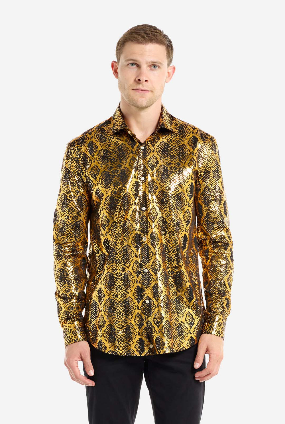 Man met shirt met gouden folie slangenhuidprint