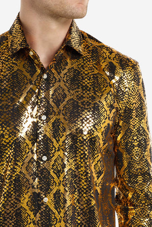 Man met shirt met gouden folie slangenhuidprint, close-up