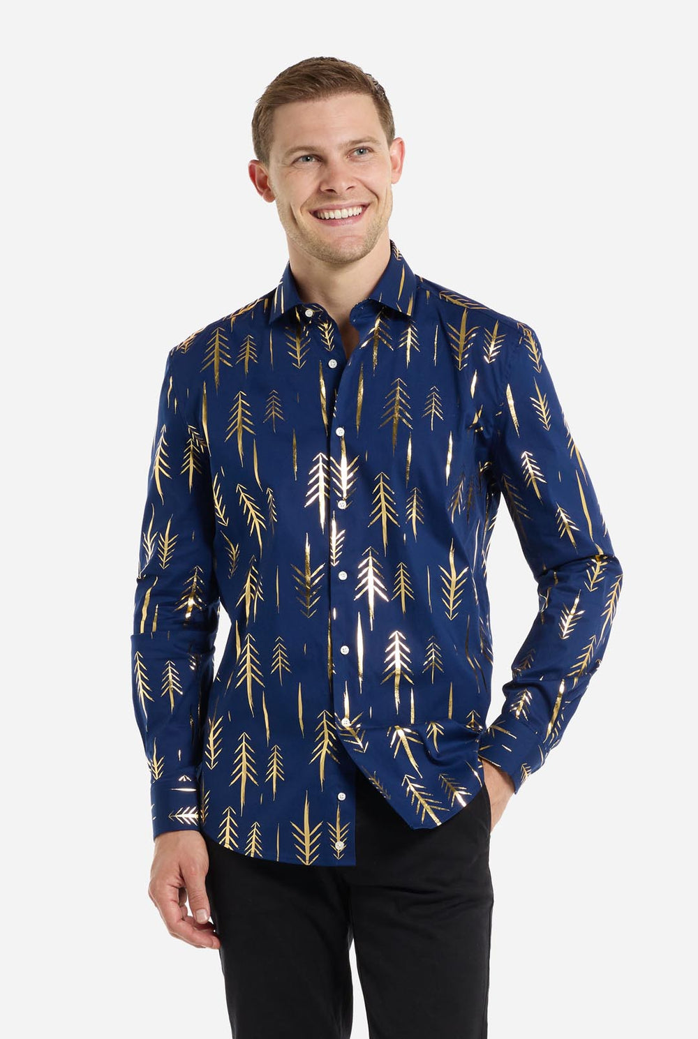 Man met donkerblauw kerstshirt met gouden foliebomen.