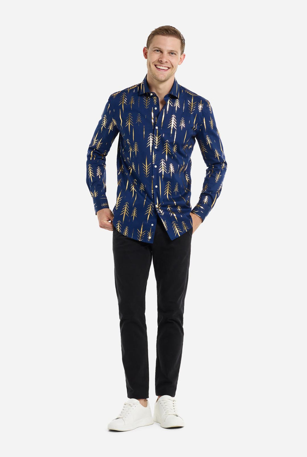 Man met donkerblauw kerstshirt met gouden foliebomen.