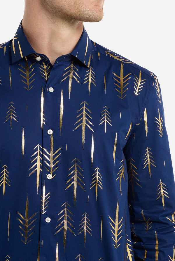 Man met donkerblauw kerstshirt met gouden foliebomen, close-up