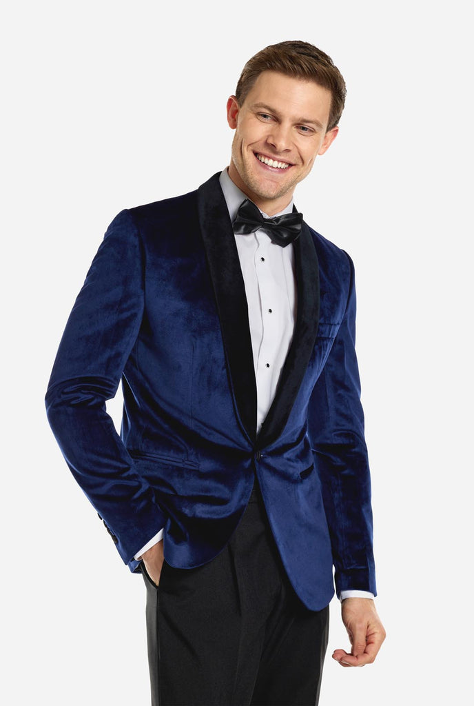 Man draagt blauwe dinner jacket blazer