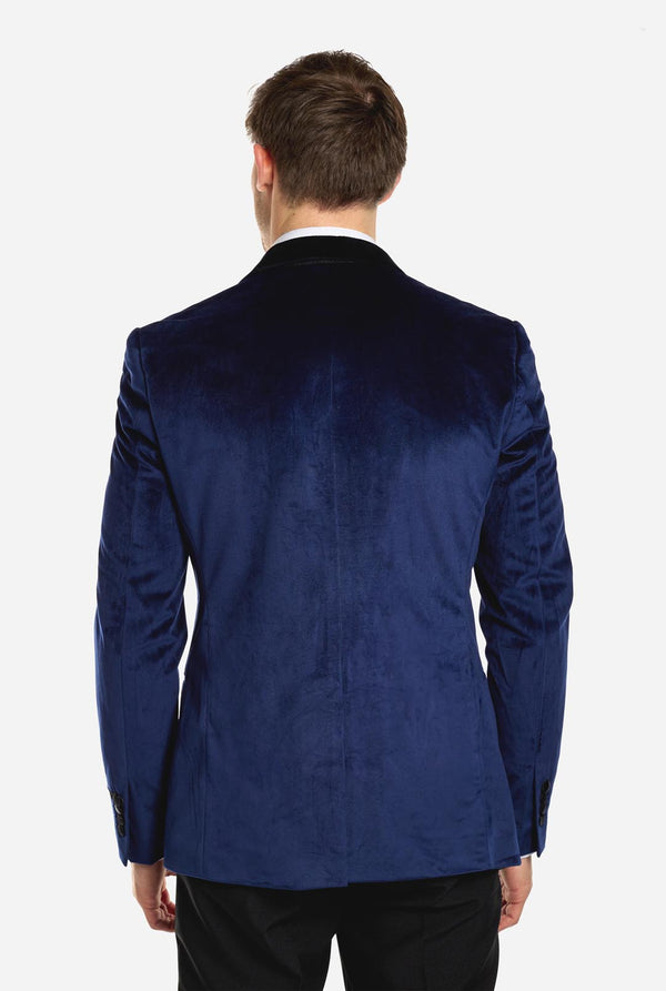 Man draagt blauwe dinner jacket blazer