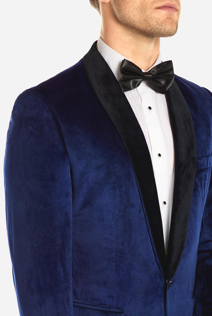 Man draagt blauwe dinner jacket blazer