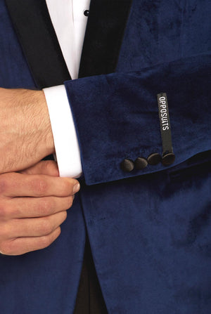 Man draagt blauwe dinner jacket blazer