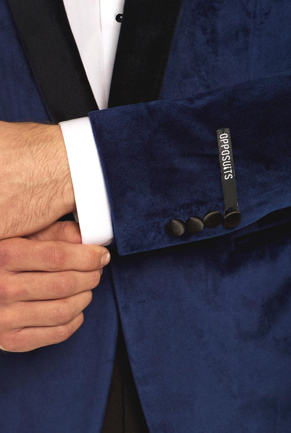 Man draagt blauwe dinner jacket blazer