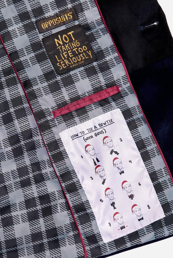 Man draagt blauwe dinner jacket blazer
