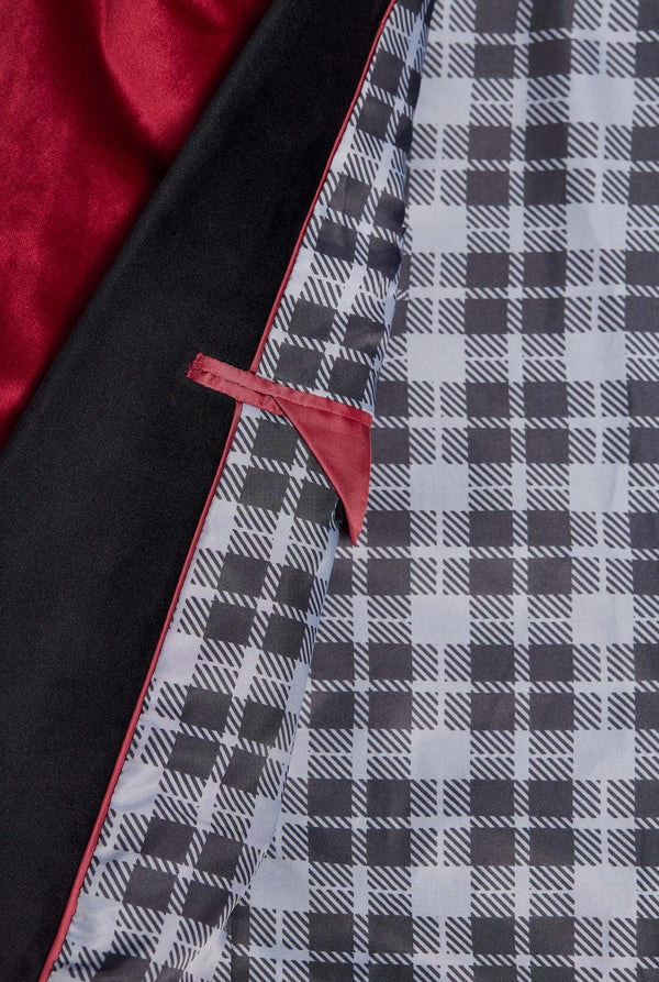Man draagt bordeaux rode dinner jacket blazer
