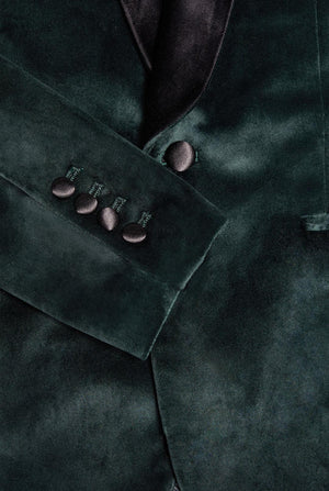 Man draagt groene dinner jacket blazer