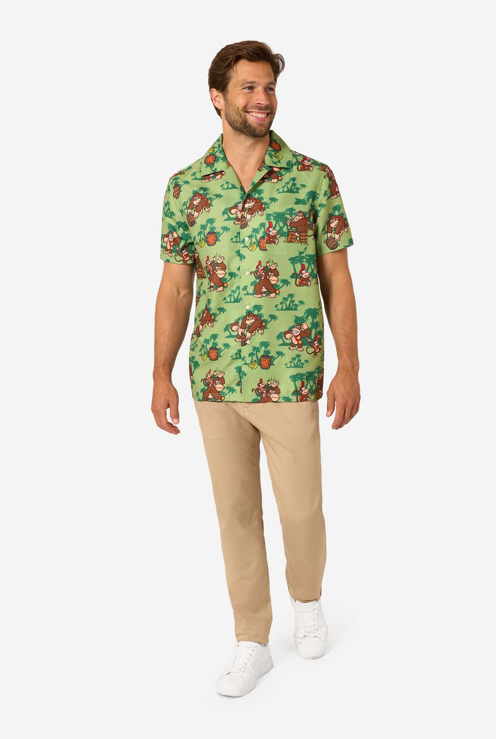 Afbeelding van een man die een Hawaiiaans shirt met Donkey Kong-thema draagt. Het shirt heeft een lichtgroene achtergrond en bevat donkergroene palmbomen, en meerdere afbeeldingen van het personage Donkey Kong, uit Super Mario. De man kijkt in de camera.