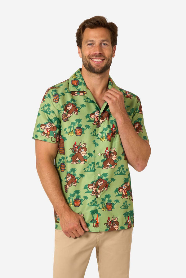 Afbeelding van een man die een Hawaiiaans shirt met Donkey Kong-thema draagt. Het shirt heeft een lichtgroene achtergrond en bevat donkergroene palmbomen, en meerdere afbeeldingen van het personage Donkey Kong, uit Super Mario. De man kijkt in de camera.