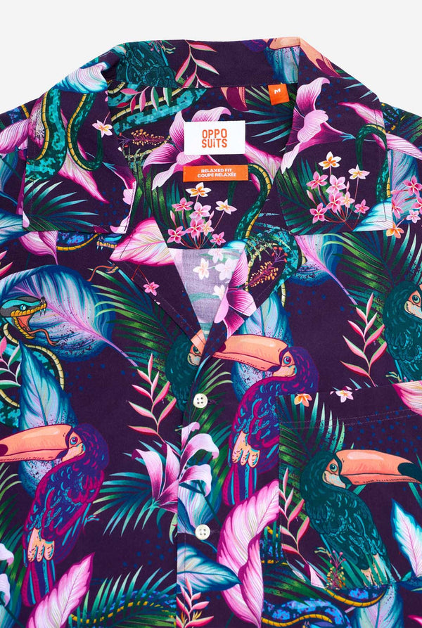 Een afbeelding van een paars Hawaï-shirt met een tropische print, die lijkt op het jungle-nachtleven. Print bestaat uit papegaaien, slangen, bladeren en bloemen. Close-up.
