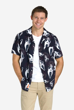 Man met zwart Hawaiishirt met Ghostface-print