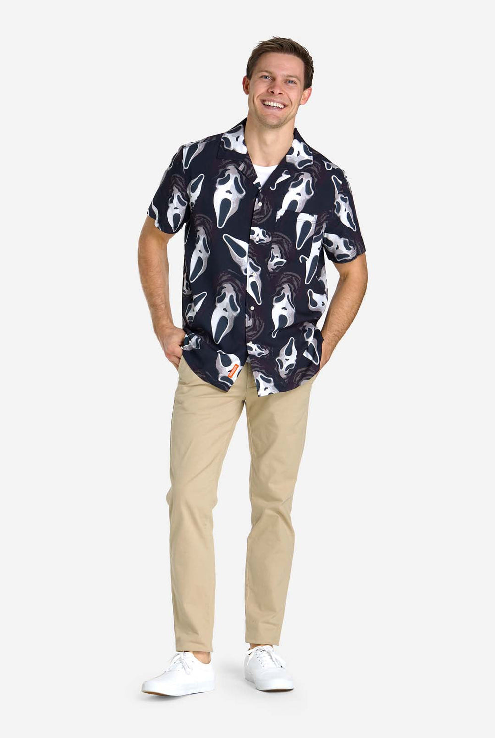 Man met zwart Hawaiishirt met Ghostface-print