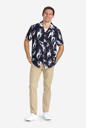 Man met zwart Hawaiishirt met Ghostface-print