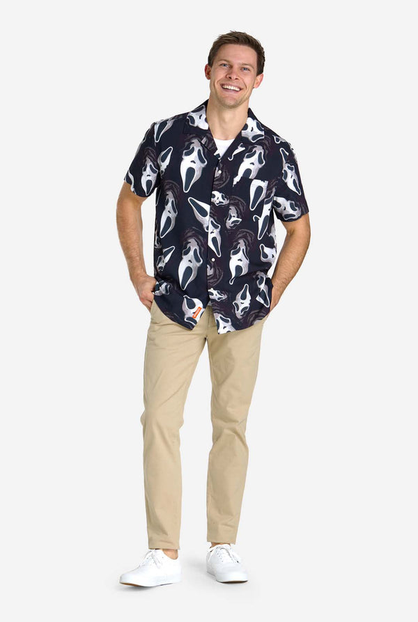 Man met zwart Hawaiishirt met Ghostface-print